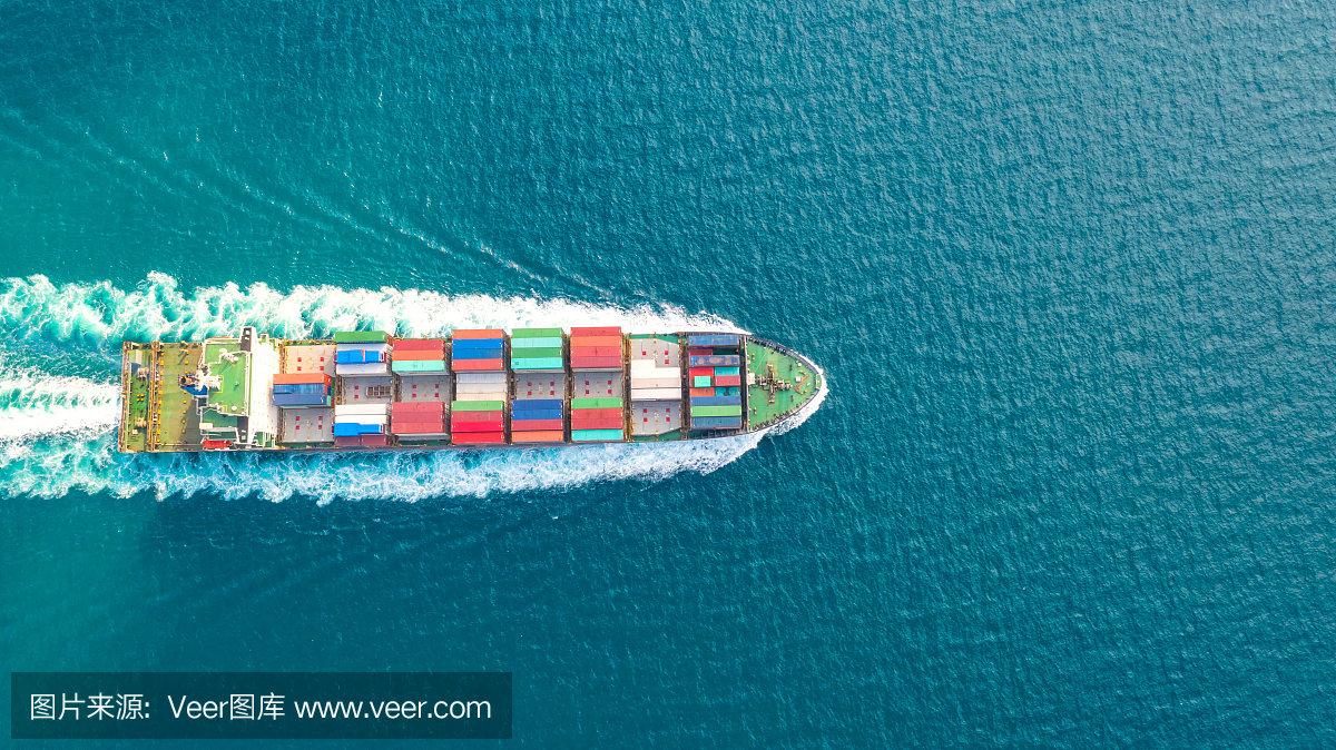 集装箱船在进出口业务中的物流运输。货物和集装箱通过起重机运到港口。国际水路运输。鸟瞰图和俯视图。