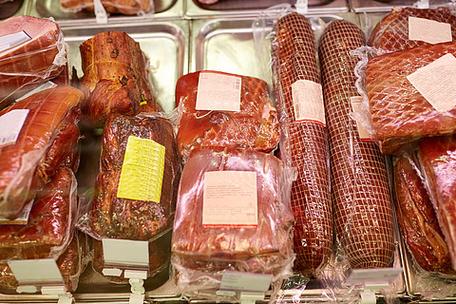肉,销售和食品的概念— —在杂货店摊位火腿
