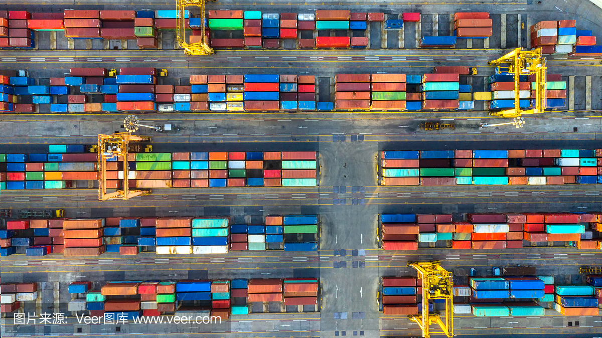 集装箱船在进出口业务和物流。用起重机将货物运到港口。国际水路运输。鸟瞰图和俯视图。