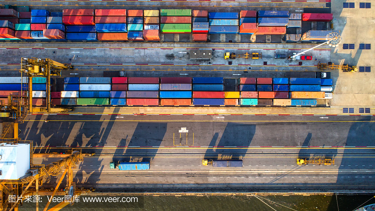 集装箱船在进出口和商业物流。起重机,贸易港口,航运。货物到港。鸟瞰图。前视图。